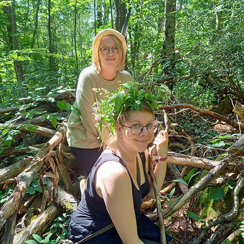 Kaksi naista kesäisessä metsässä