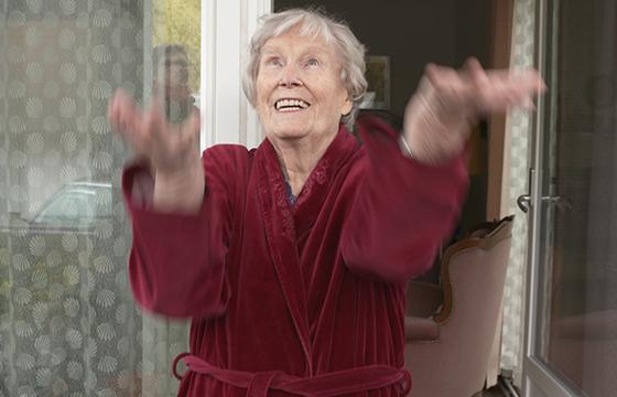 Elli Isokoski kuvasi 94-vuotiaan Alinan kanssa lyhytelokuvan. Kuva: Marko Tikkinen