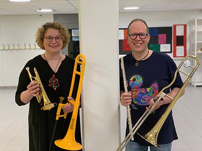 Musiikin lehtorit Susanna Mäkinen ja Tomi Oravala toimivat Monikulttuurinen musiikkikasvatus ry:n vetäjinä Turun normaalikoulussa.