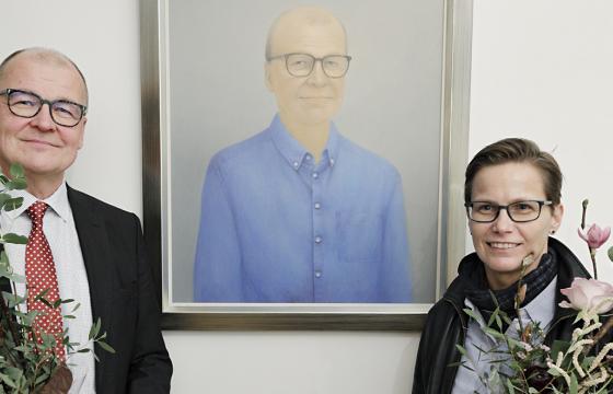 Timo Viherkenttä ja Anne Koskinen muotokuvan äärellä. Kuva: Heikki Tuuli