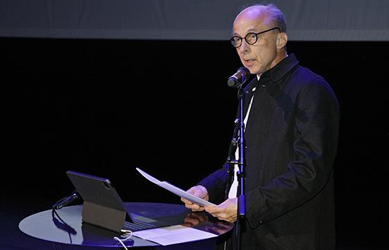 Taiteilijaprofessori Juha Ilonen