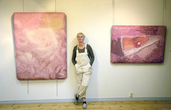 Taiteilija Tuula Lehtinen ottaa kirjoituksessaan Taiteen kielioppia II kantaa vapaan, ateljeessa tehtävän taiteen puolesta. Kuva: Tomas Byström