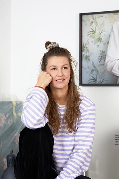 Kuvataiteilija ja valokuvaaja Essi Maaria Orpana työskentelee Helsingissä. Hän on yksi neljästä vuoden 2022 residenssiapurahan saajista.