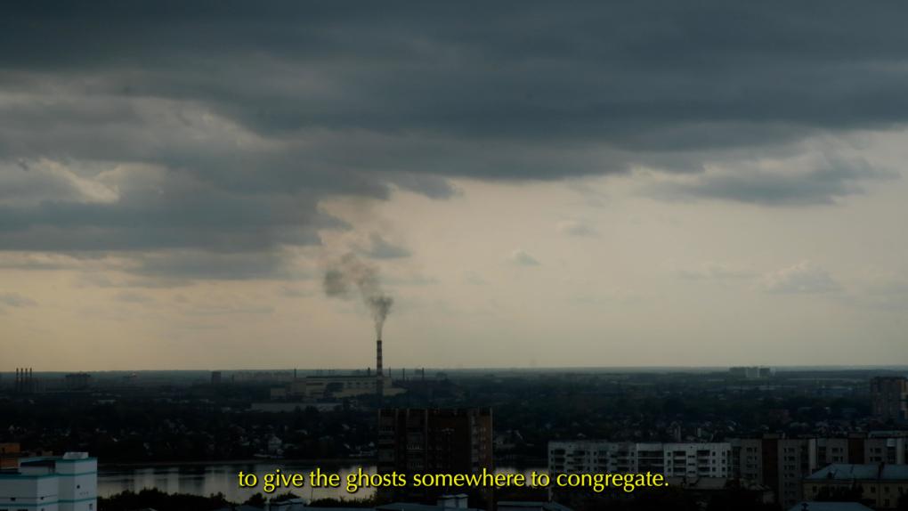 Maisemasilhuetti, jossa taivaanrannassa näkyy tehtaanpiippu.