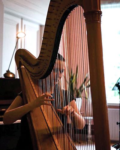 Harpisti Katilyne Roels. Kuva: Petteri Nieminen