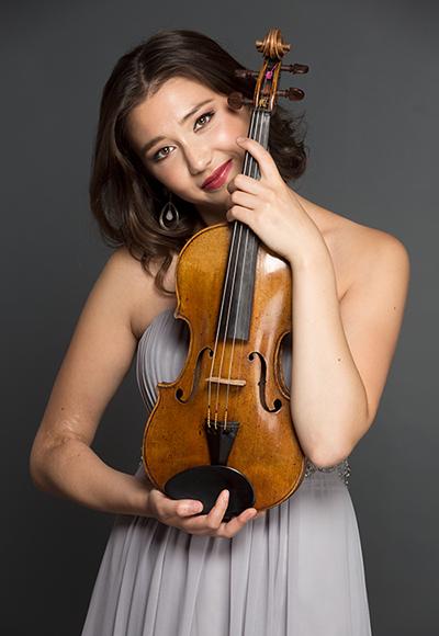 Viulisti Tami Pohjola soittaa Rahaston Giovanni Battista Guadagnini -viululla.