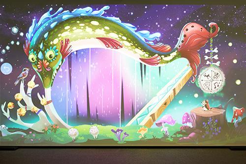 Interaktiivista seinää koskettamalla lapset voivat omin käsin ohjata klassiseen musiikkiin pohjautuvia satuja esimerkiksi maalaamalla tai soittamalla seinälle heijastettua fantasiaharppua.