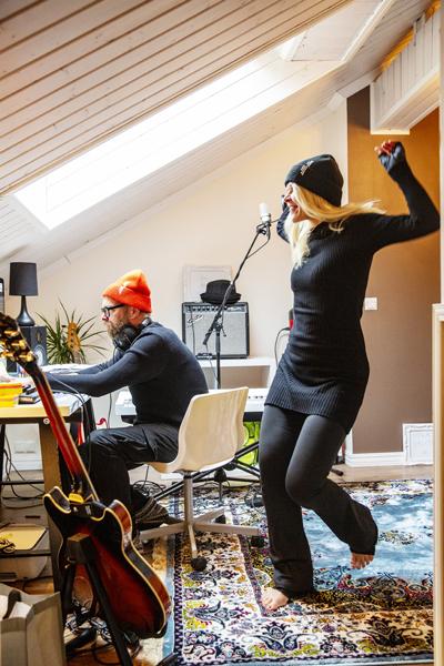 Musiikin ammattilaiset Valtteri Lipasti ja Nina Erjossaari järjestävät biisipajoja nuorille antaakseen heille mahdollisuuden tulla kuulluiksi. Kuva: Robert Seger