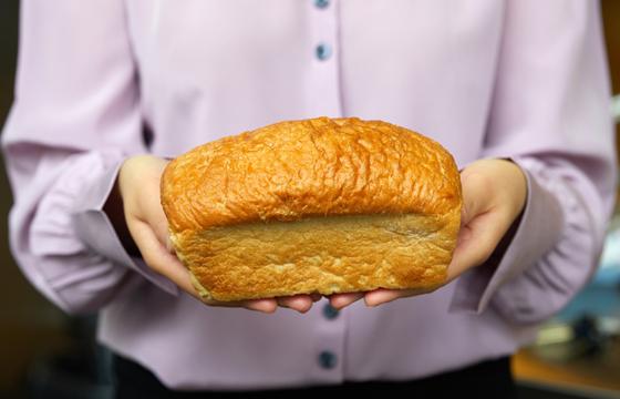 Wang hyödynsi tutkimuksessaan 3D-skanneria, jonka avulla hän mittasi leipomansa leivän tilavuuden, korkeuden, leveyden, tiheyden ja pinta-alan.