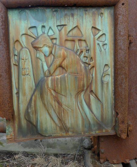 Yksityiskohta hautamuistomerkistä Hietaniemen hautausmaalta. Kuva: Suvi Leukumaavaara