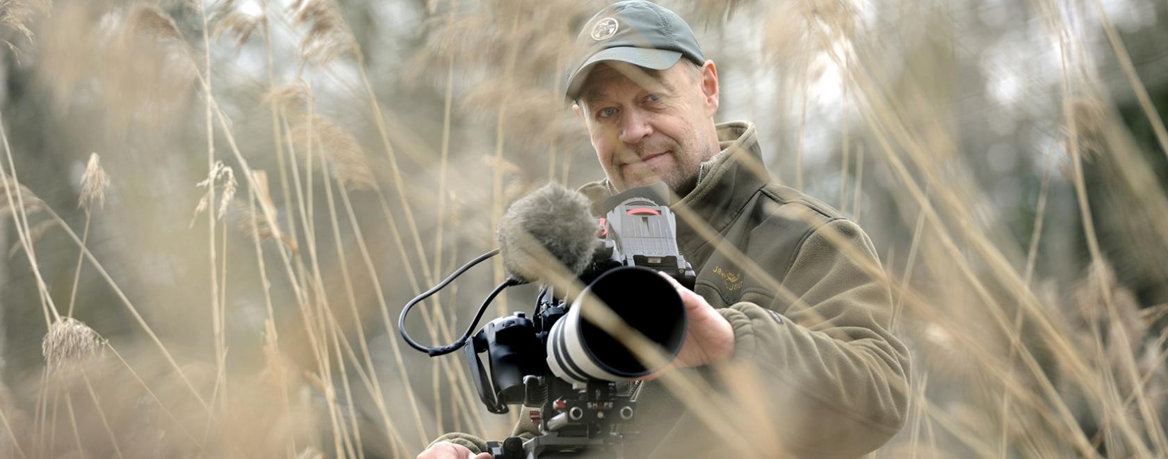 Dokumenttielokuvaohjaaja Jouni Hiltunen sai Kymenlaakson rahaston apurahan 2020 Kurjenpojan pitkä matka -luontoelokuvan valmistamiseen. Kuva: Johannes Wiehn
