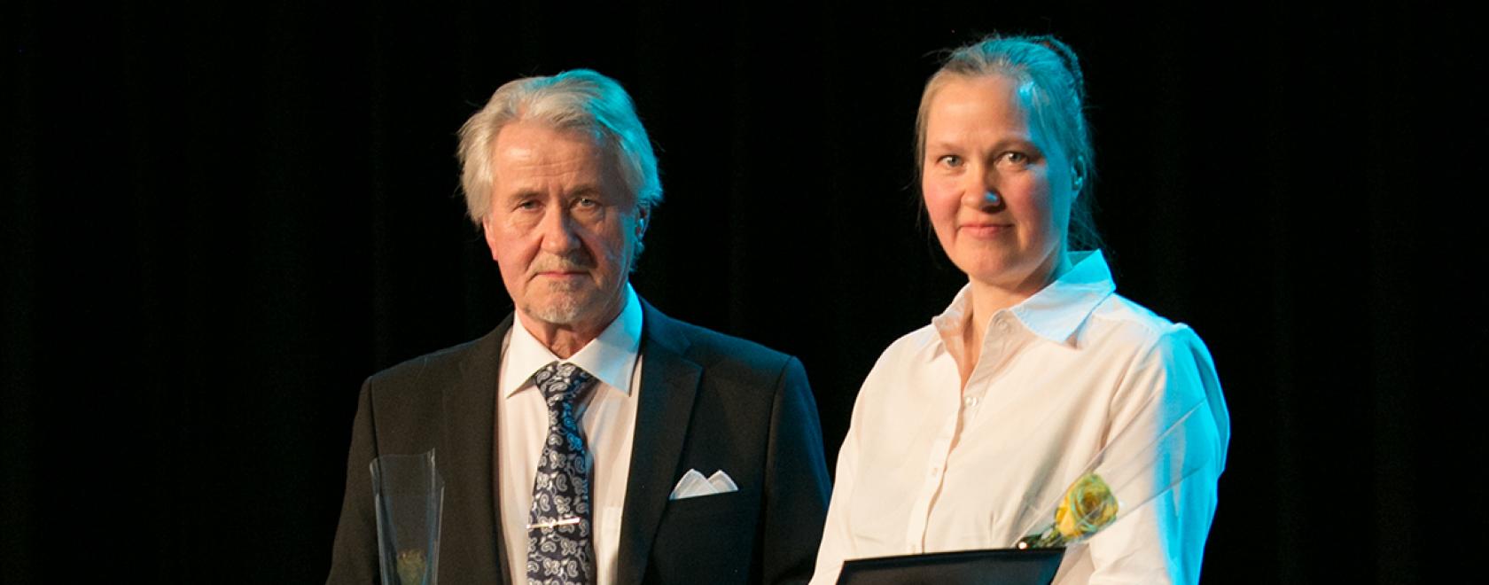 Näytelmäkirjailija Eero Shroderus sai Elias Lönnrot -mitalin ja taiteilija Ulla Schroderus palkinnon vuosijuhlassa Suomussalmella 2014. Kuva: Risto Mäläskä 