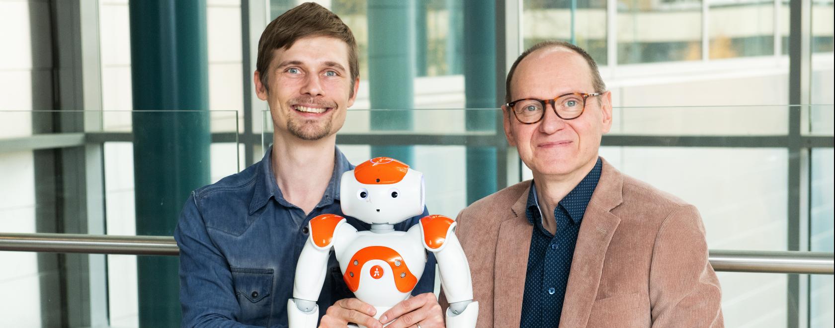Professori Jari Hietanen ja työryhmä saivat 11.5.2018 Pirkanmaan rahastolta 130 000 euron apurahan robottien ja ihmisen välistä vuorovaikutusta käsittelevään monitieteiseen hankkeeseen.