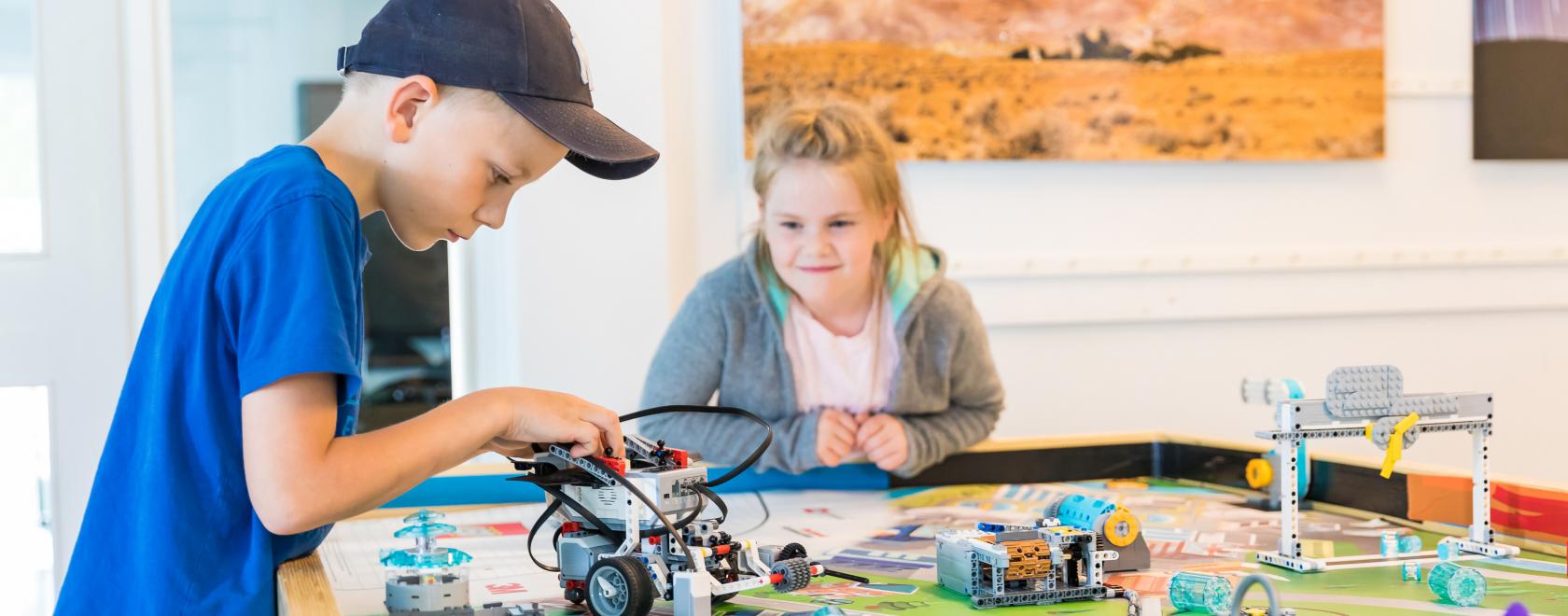 Poika rakentamassa robottiautoa Turun yliopiston Lasten yliopiston robottileirillä 2018. Kuva: Hanna Oksanen