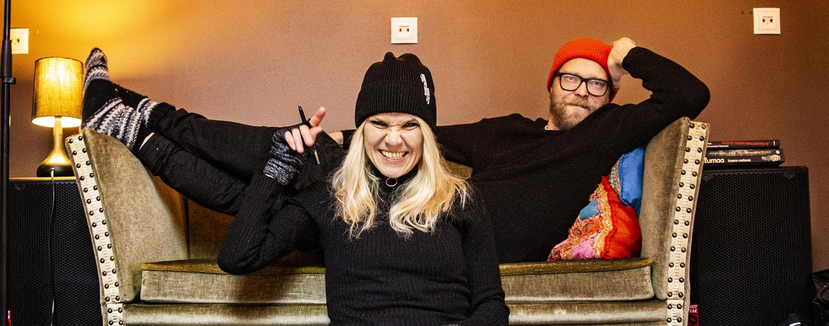 Musiikin ammattilaiset Valtteri Lipasti ja Nina Erjossaari järjestävät biisipajoja nuorille antaakseen heille mahdollisuuden tulla kuulluiksi. Kuva: Robert Seger