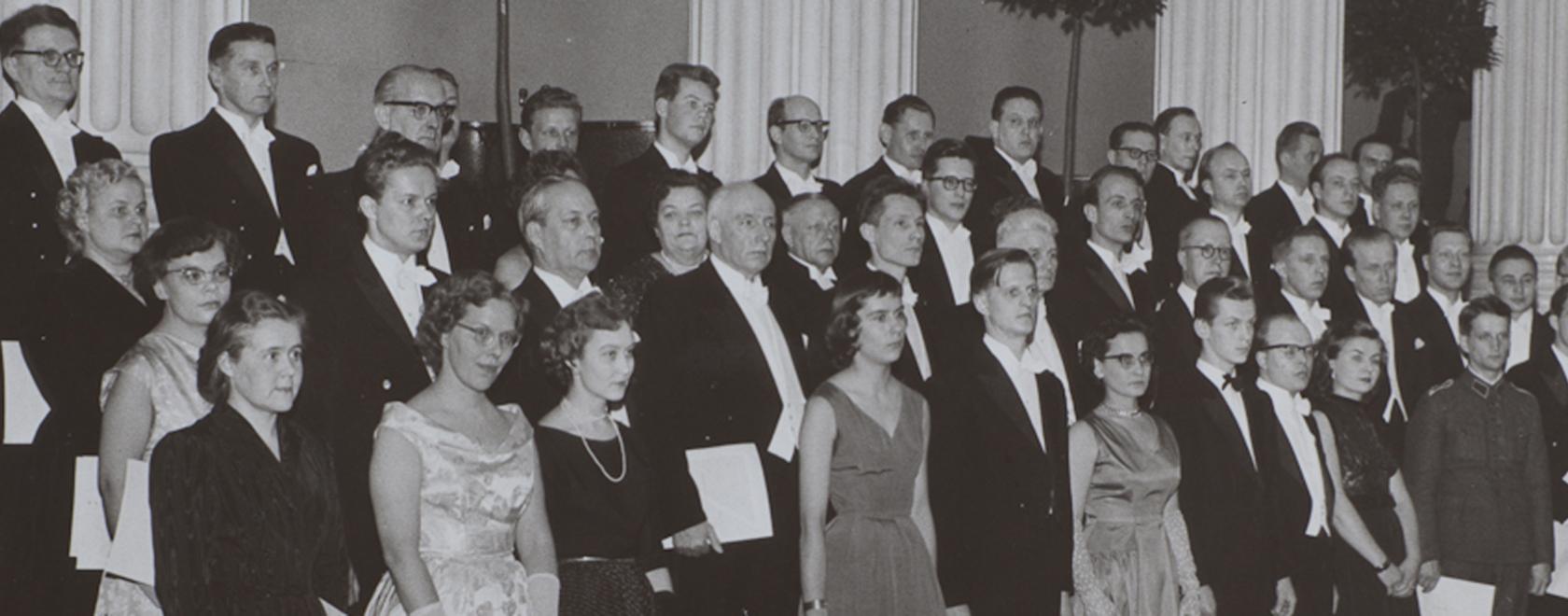 Apurahojen jako Helsingin yliopiston juhlasalissa vuosijuhlassa 1958. Kuva: Matti Ylöstalo ja Anita Välkki