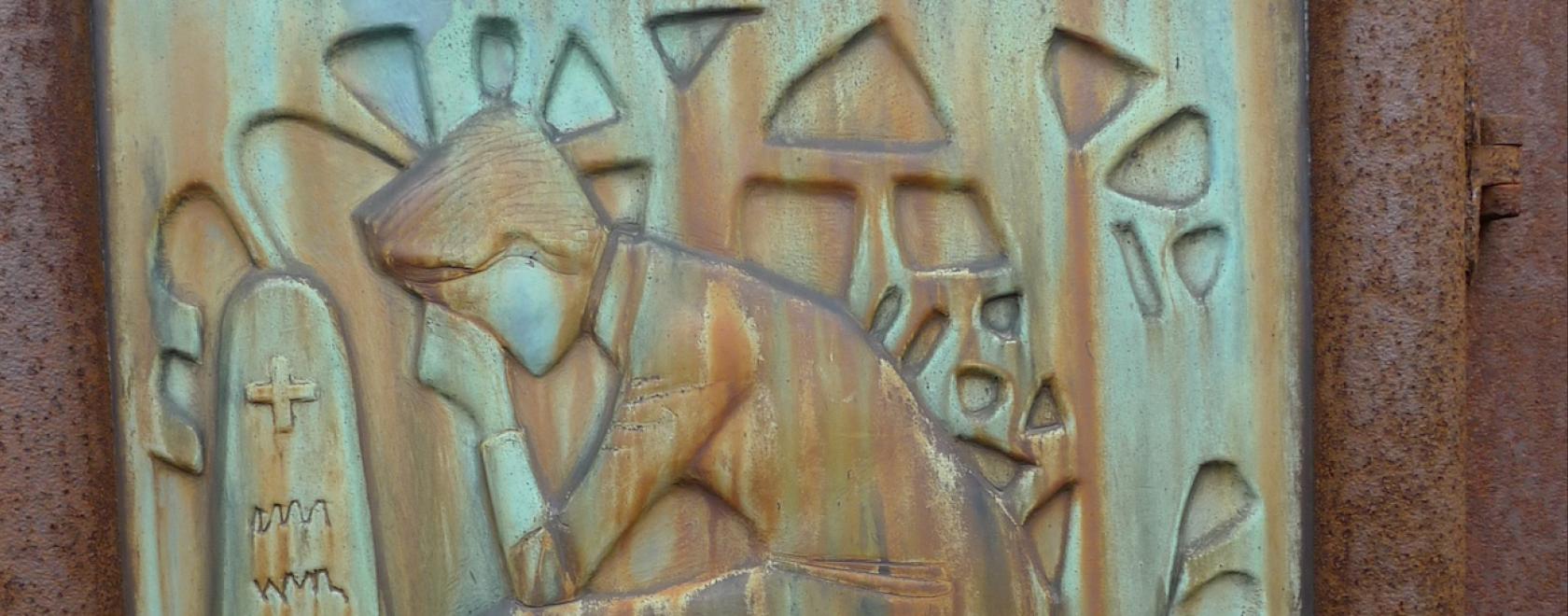 Yksityiskohta hautamuistomerkistä Hietaniemen hautausmaalta. Kuva: Suvi Leukumaavaara