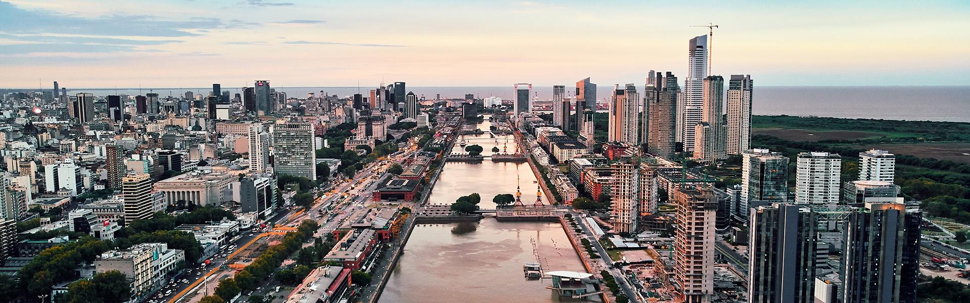 Ylhäältä otettu kuva suurkaupungista, jonka keskellä virtaa leveä joki.