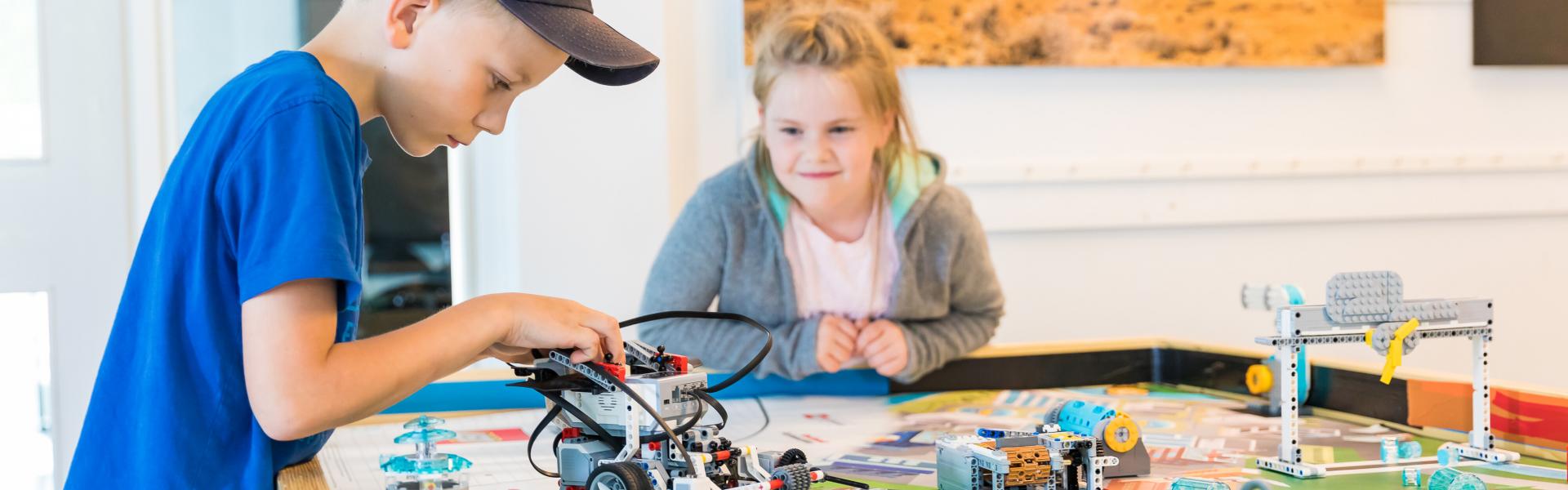 Poika rakentamassa robottiautoa Turun yliopiston Lasten yliopiston robottileirillä 2018. Kuva: Hanna Oksanen