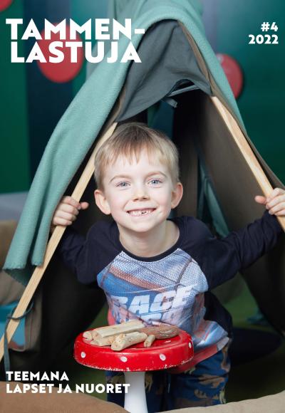 Iloinen lapsi kurkistaa teltasta.