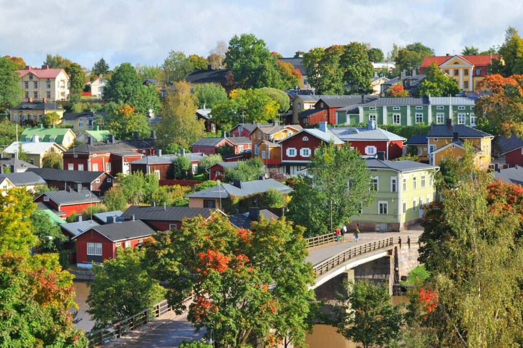 Vanha puinen kaupunki, etualalla silta