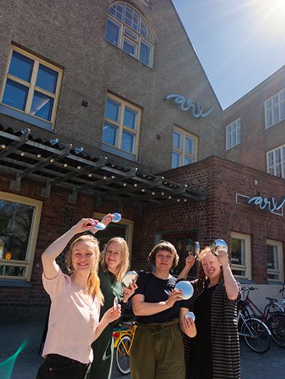 Auni Tuovinen (vas.), Riikkaa-Leena Puistola, Laura Kauppinen ja Minna Haveri iloitsemassa  Kulttuurikeskus ARXin pihalla. Kuva: Jussi Lehtiö