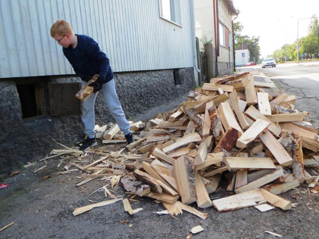 Tutkijan poika Johannes Lähteenmäki klapitalkoissa.