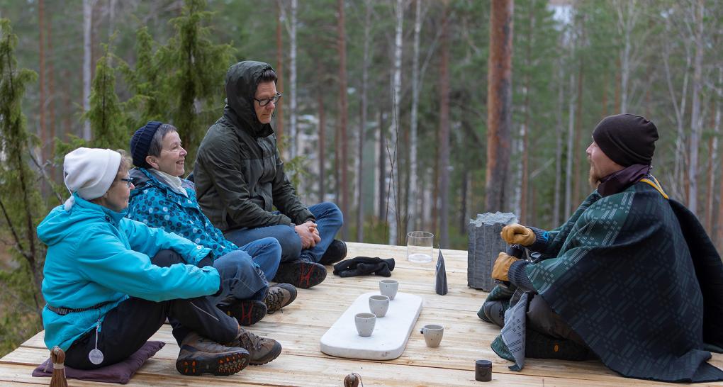 Kuvituskuva Shoji Katon ja Jani Mikkosen Descending-teoksesta 2020. Kuva: Pekka Mäkinen / ANTI-festivaali