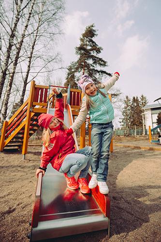 Maleena (oik.) ja Fanni malleina. Toisella on omat hiukset, toisella ei. Arvaisitko kummalla? Hiusnauhan voi kiinnittää tarranauhalla eri päähineisiin, ja näin vaihdella tyylejä.