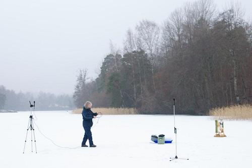 takana on satoja öitä äänityksiä ja Laineella on ilmeisesti ensimmäisenä maailmassa tallenteita revontulten ääni-ilmiöistä.