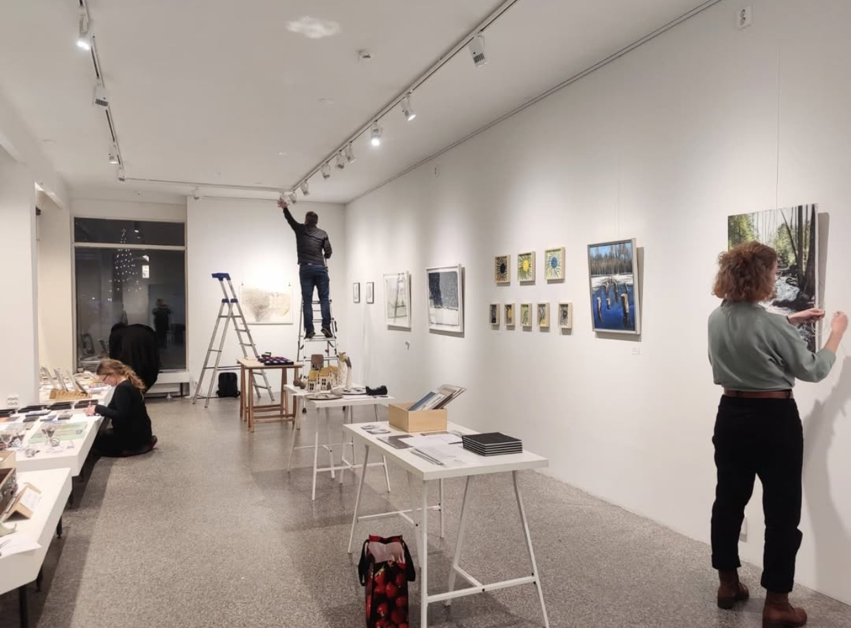 Taidegalleria, johon ripustetaan tauluja seinille.