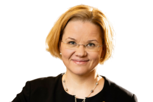 Nainen mustassa jakussa, tausta on valkoinen.